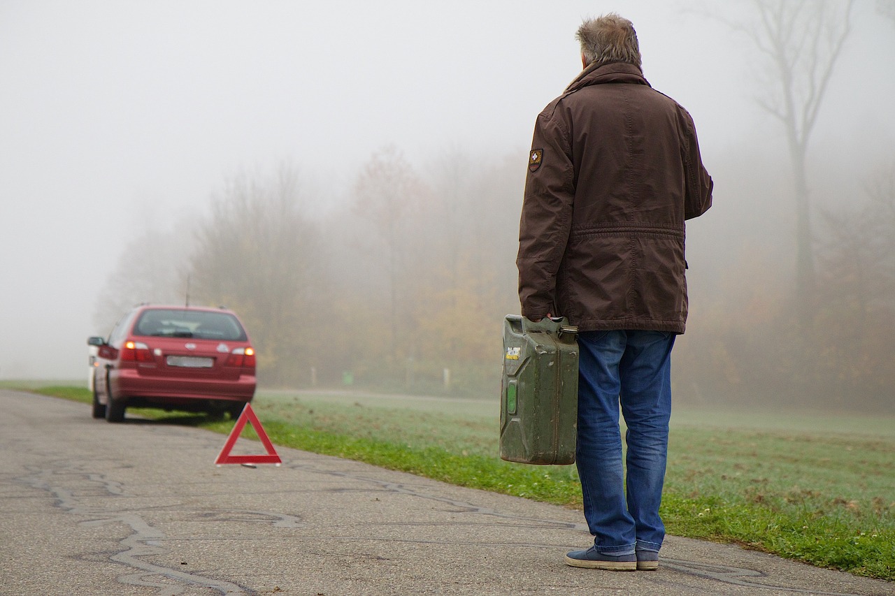 Kanister na wodę pitną i na paliwo – jakie modele i pojemność wybrać?