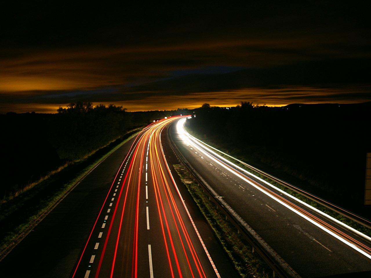 Jakie elementy zabezpieczające można zobaczyć na autostradzie?