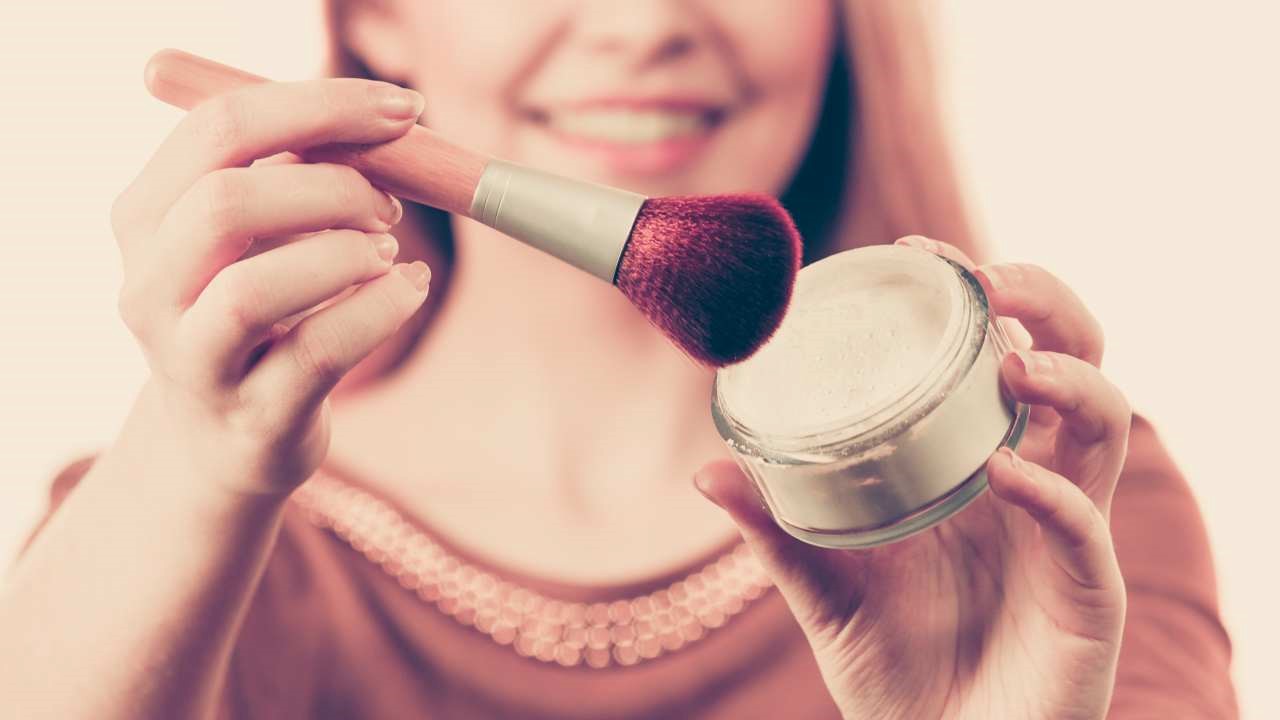 Bronzer, róż, rozświetlacz – jak używać?