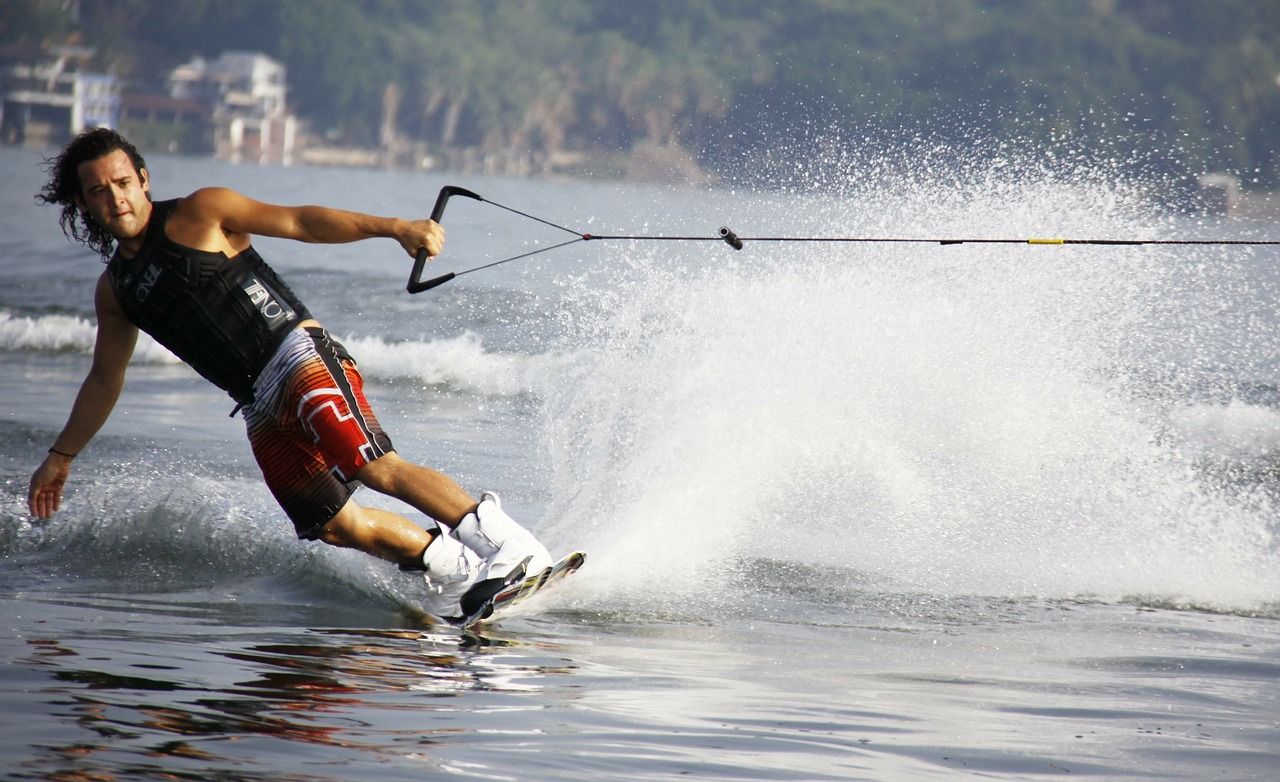 Sporty wodne – jakie kwestie należy wziąć koniecznie pod uwagę?