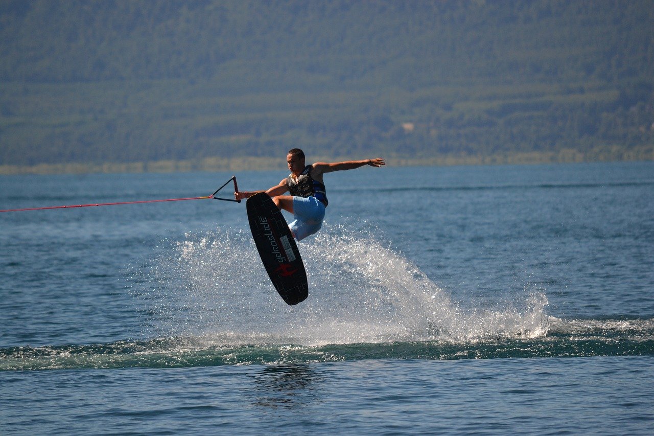 Jak wybrać sprzęt do wakeboardingu?