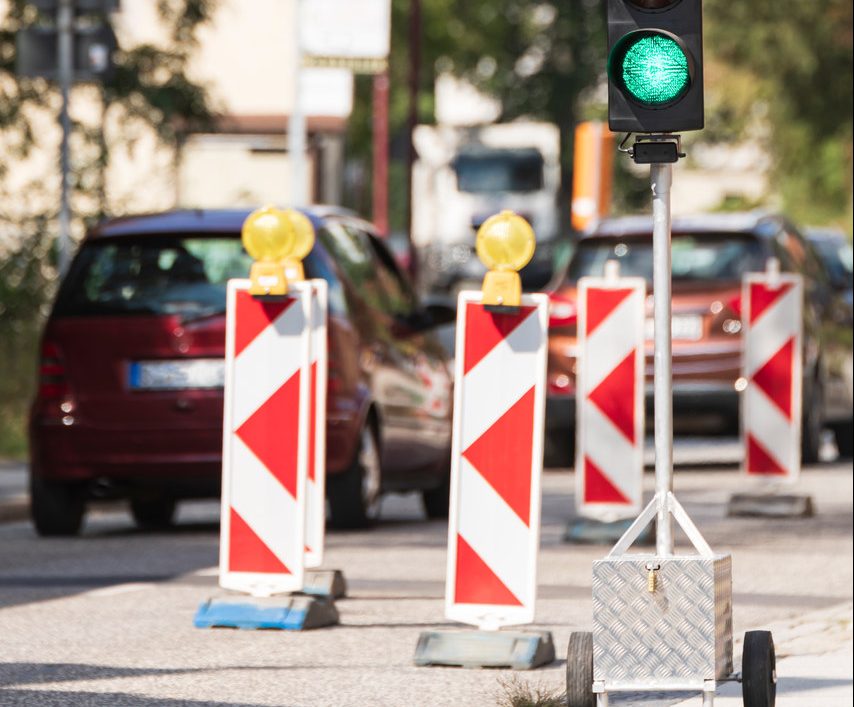 Jak najlepiej zabezpieczyć miejsce, gdzie wykonywane są roboty drogowe?