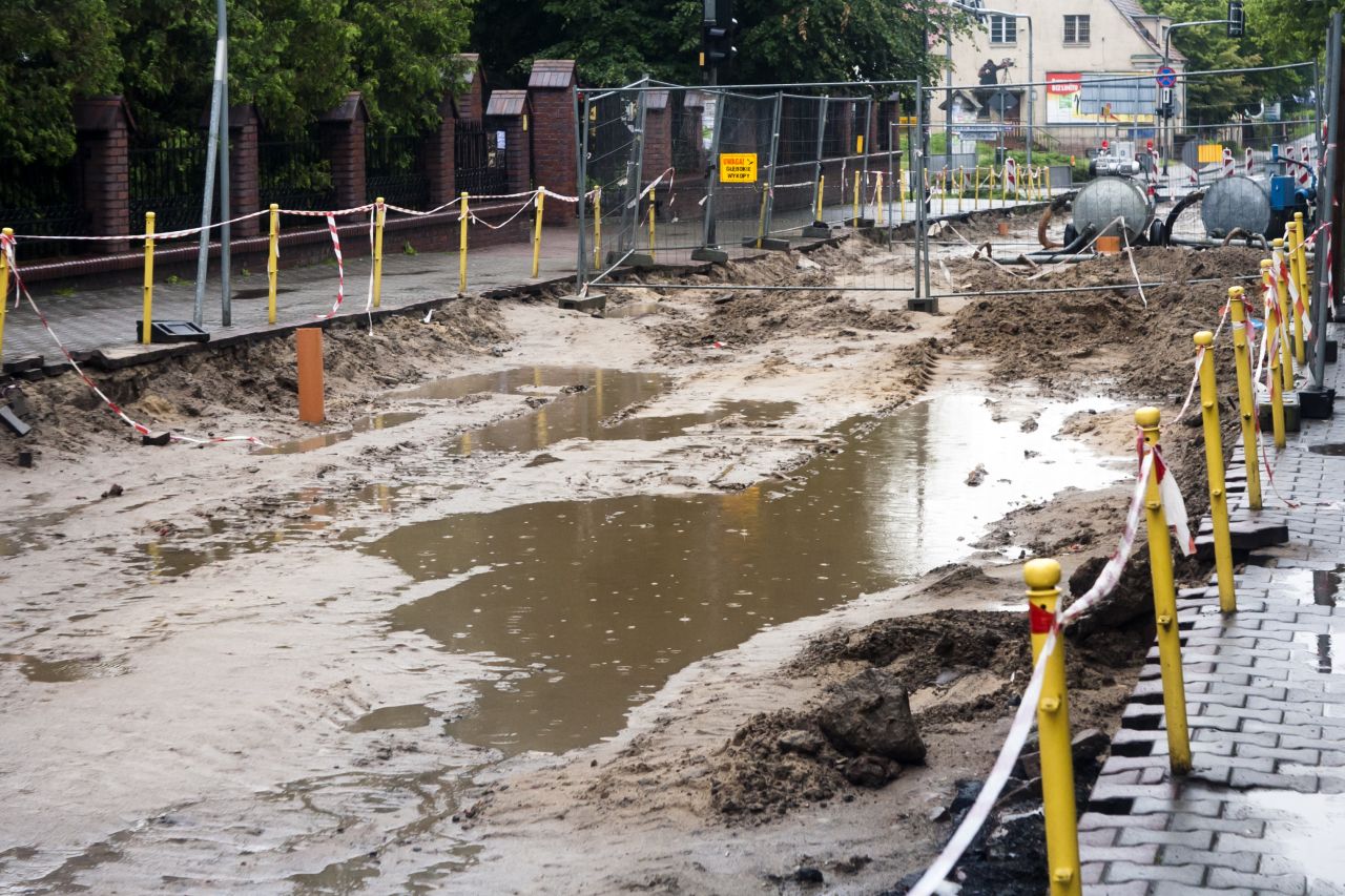 Remont drogi – jak odgrodzić teren prac i co ułatwi poruszanie się kierowcom?